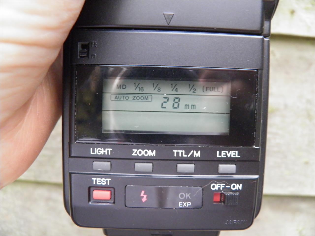 Flitser minolta 4000 af, werkt met 4 aa batterijen.