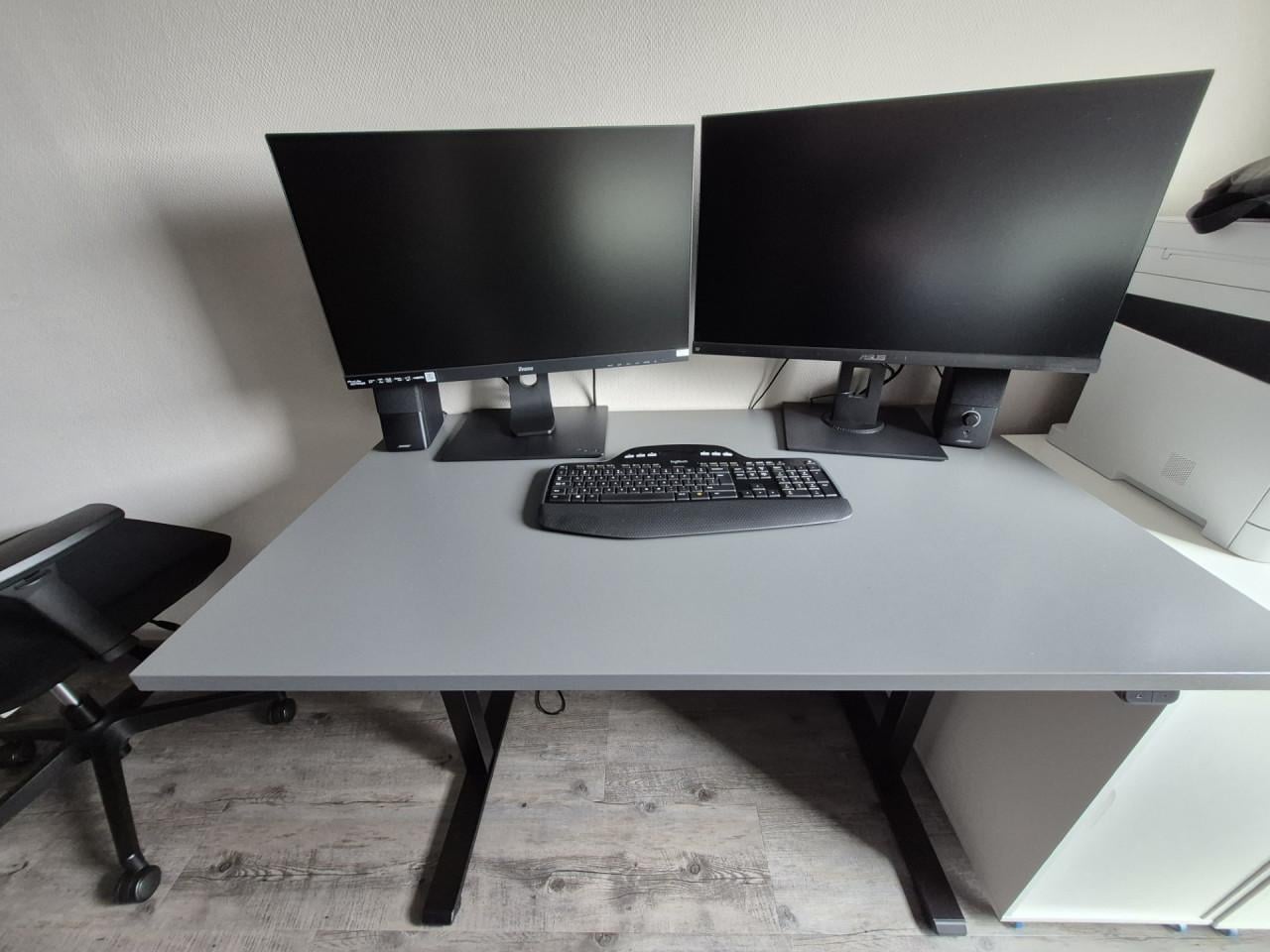 Elektrisch verstelbaar bureau + bureaustoel