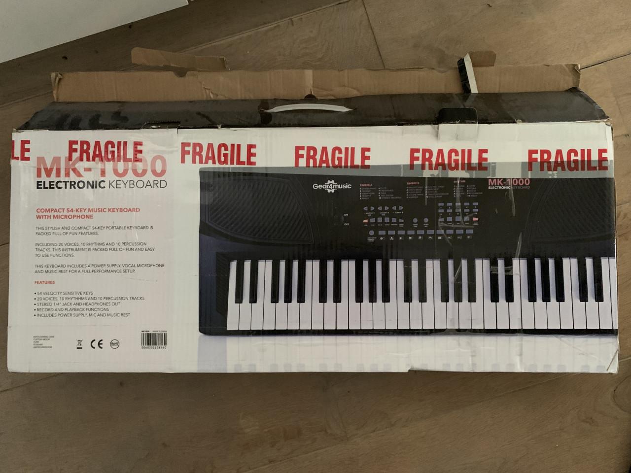 MK-1000 54-Toets Draagbaar Keyboard van Gear4music Incl standaard