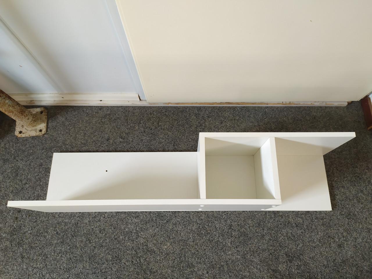 Witte wandplank met vakje