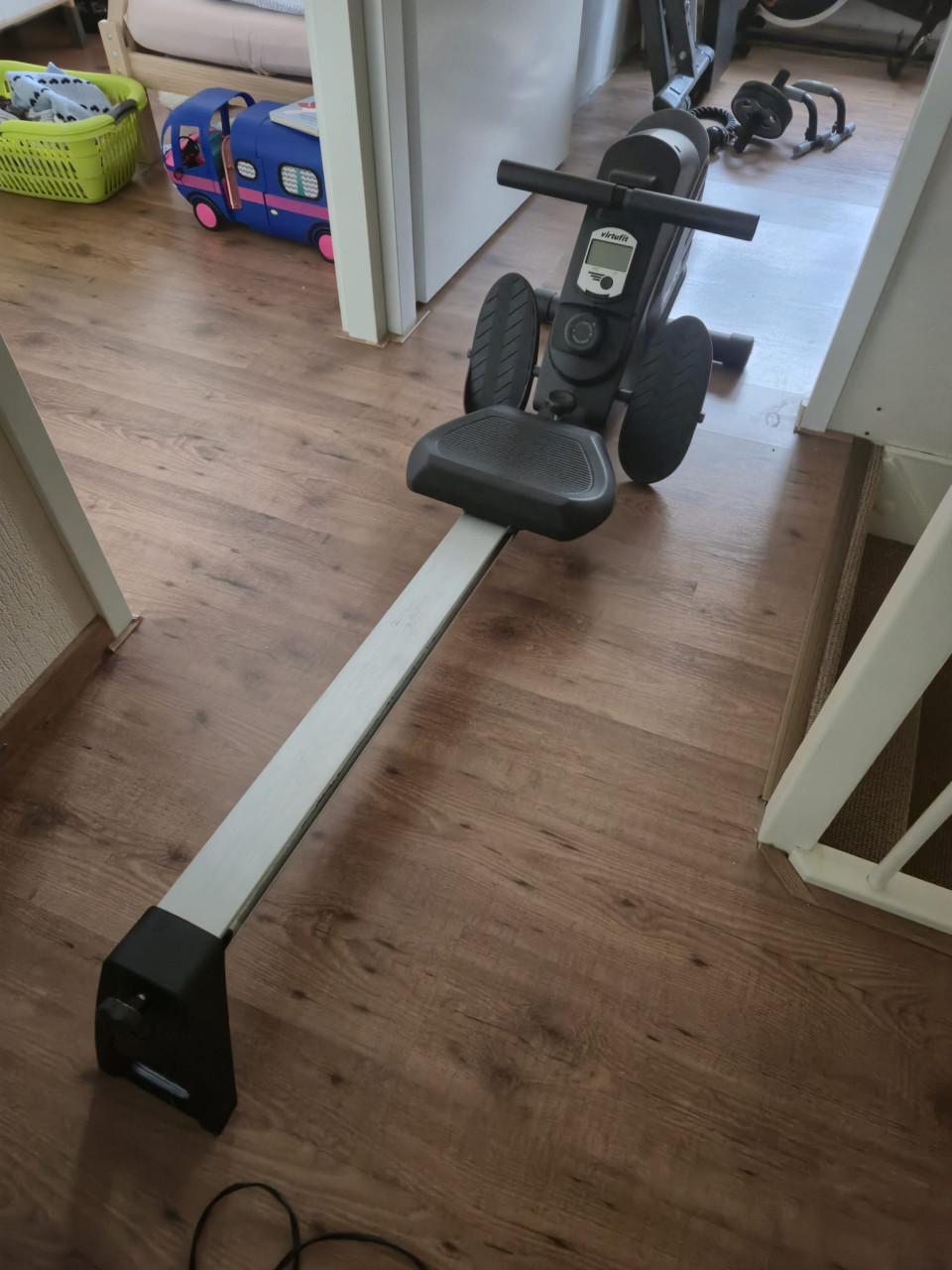 Bankdruk, boxzak, spinfiets, divers fitness materiaal