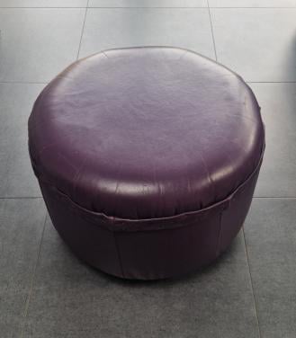 Mooie ronde paarse poef van leer