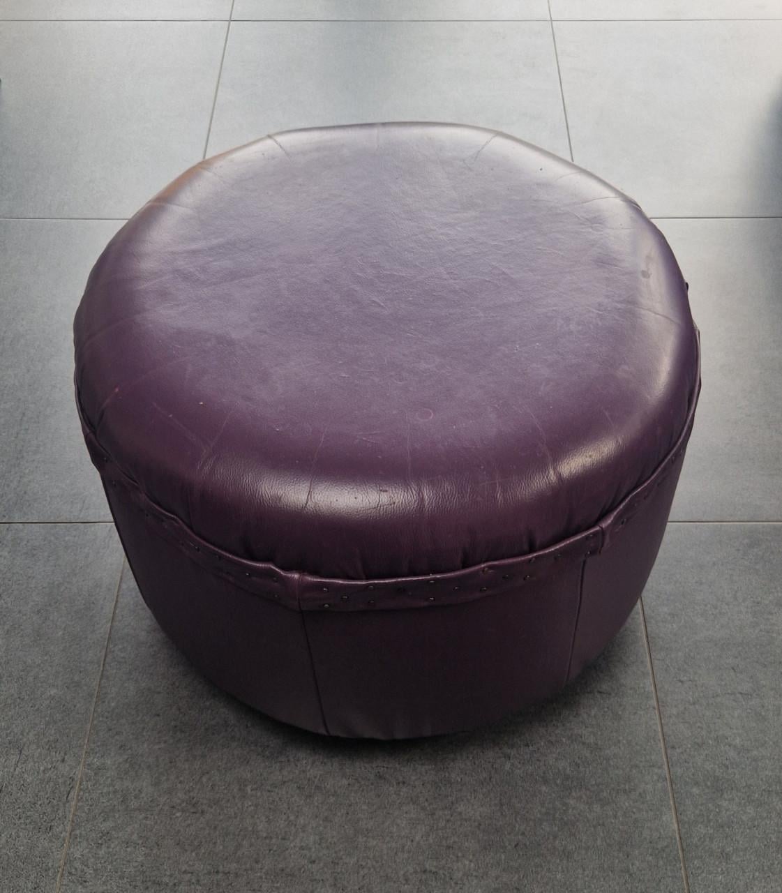 Mooie ronde paarse poef van leer