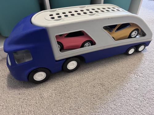 Grote auto met 2 auto's