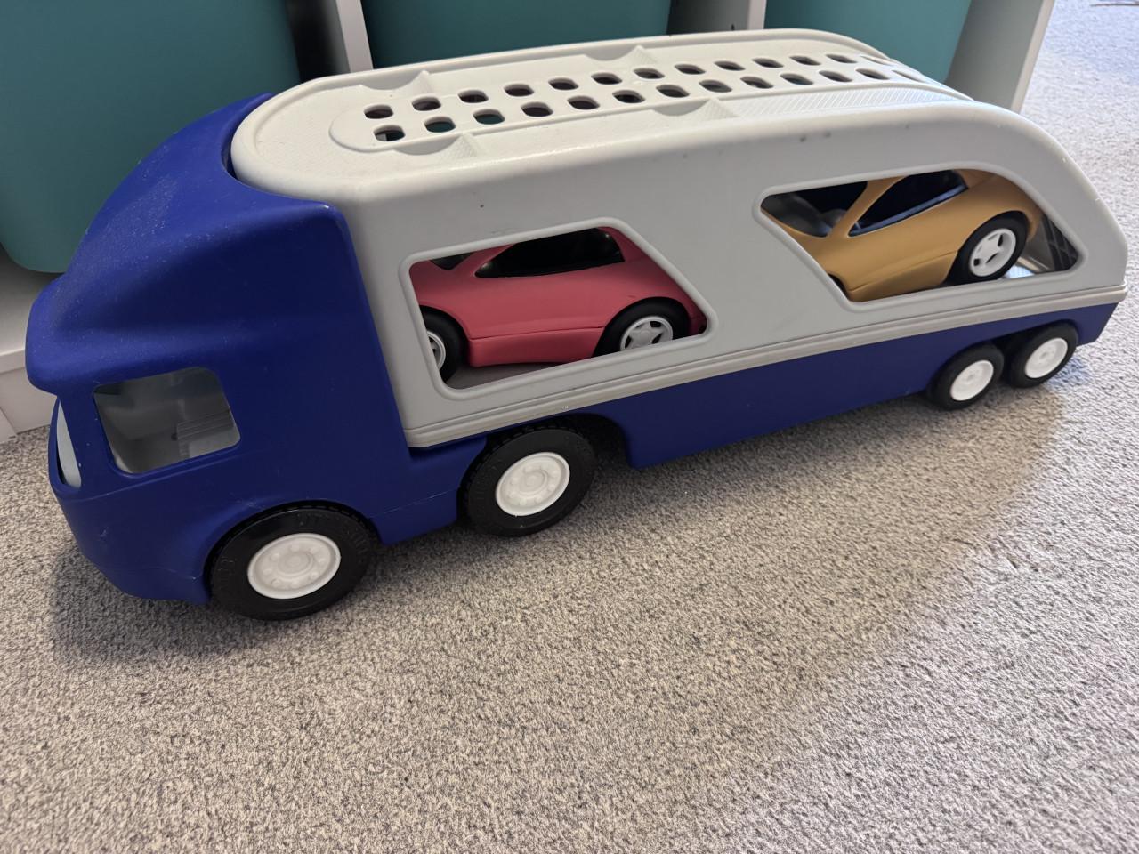 Grote auto met 2 auto's