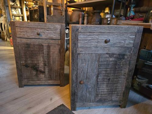 NACHTKASTJES OLD WOOD 1X LINKS EN 1X RECHTS PRIJS IS PER STUK