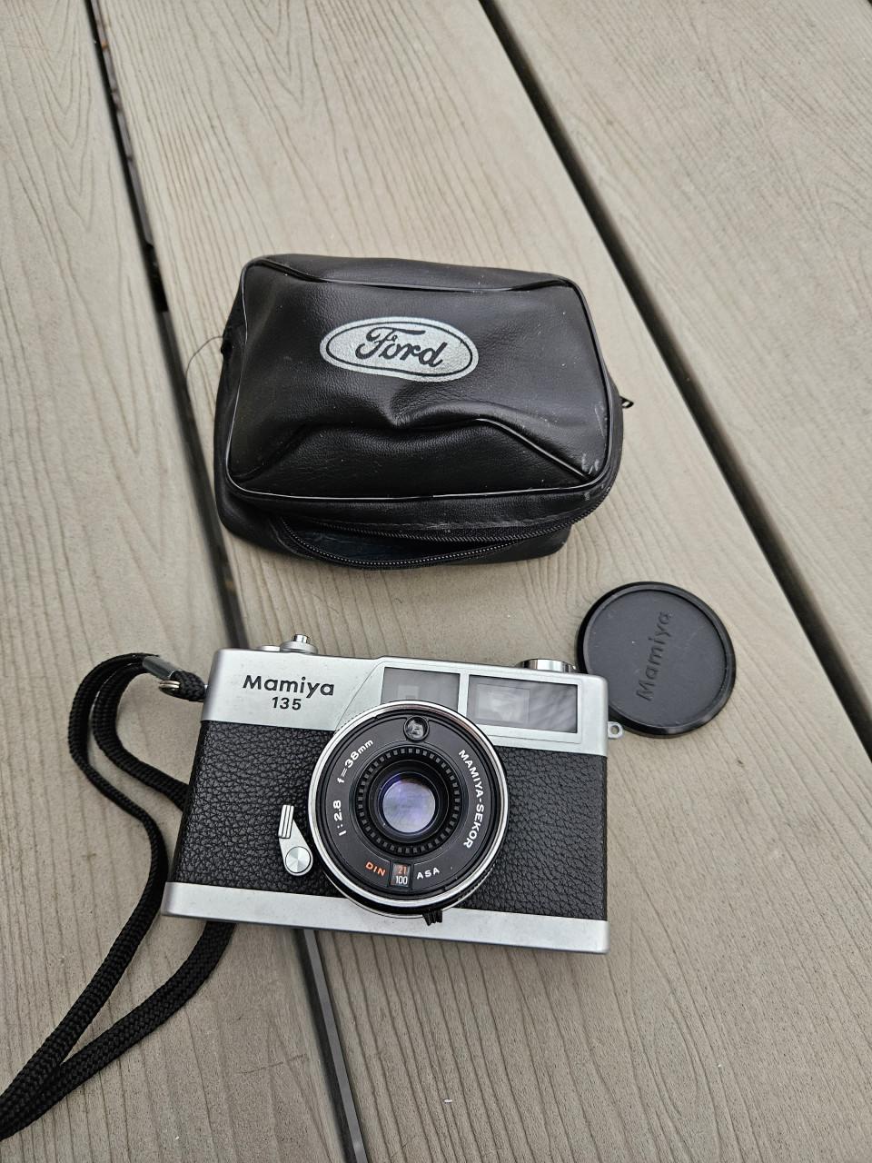 Werkende vintage Mamiya 135 EE meetzoekercamera 35 mm..