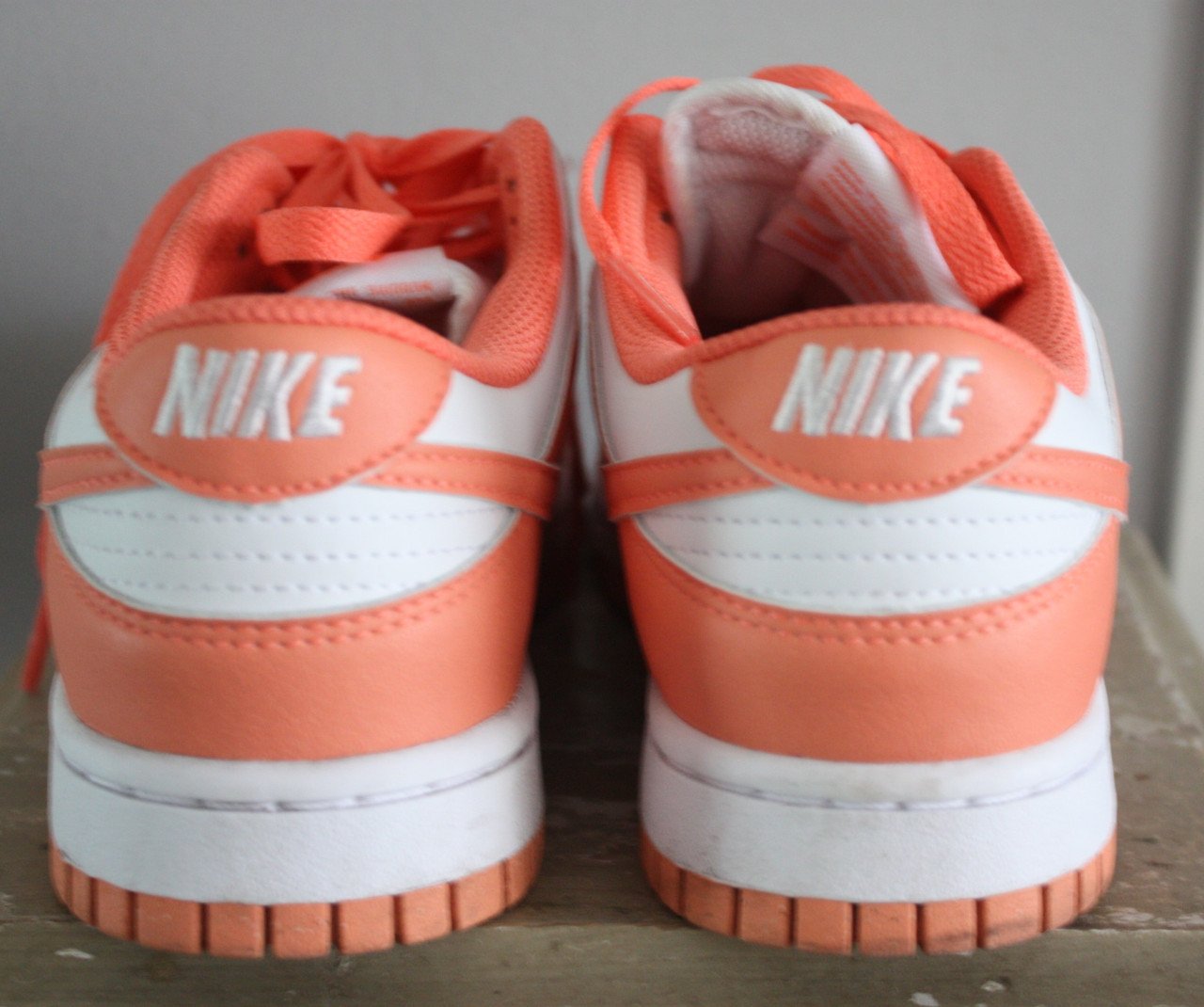 Nike schoen met perzik kleur maat 37,5