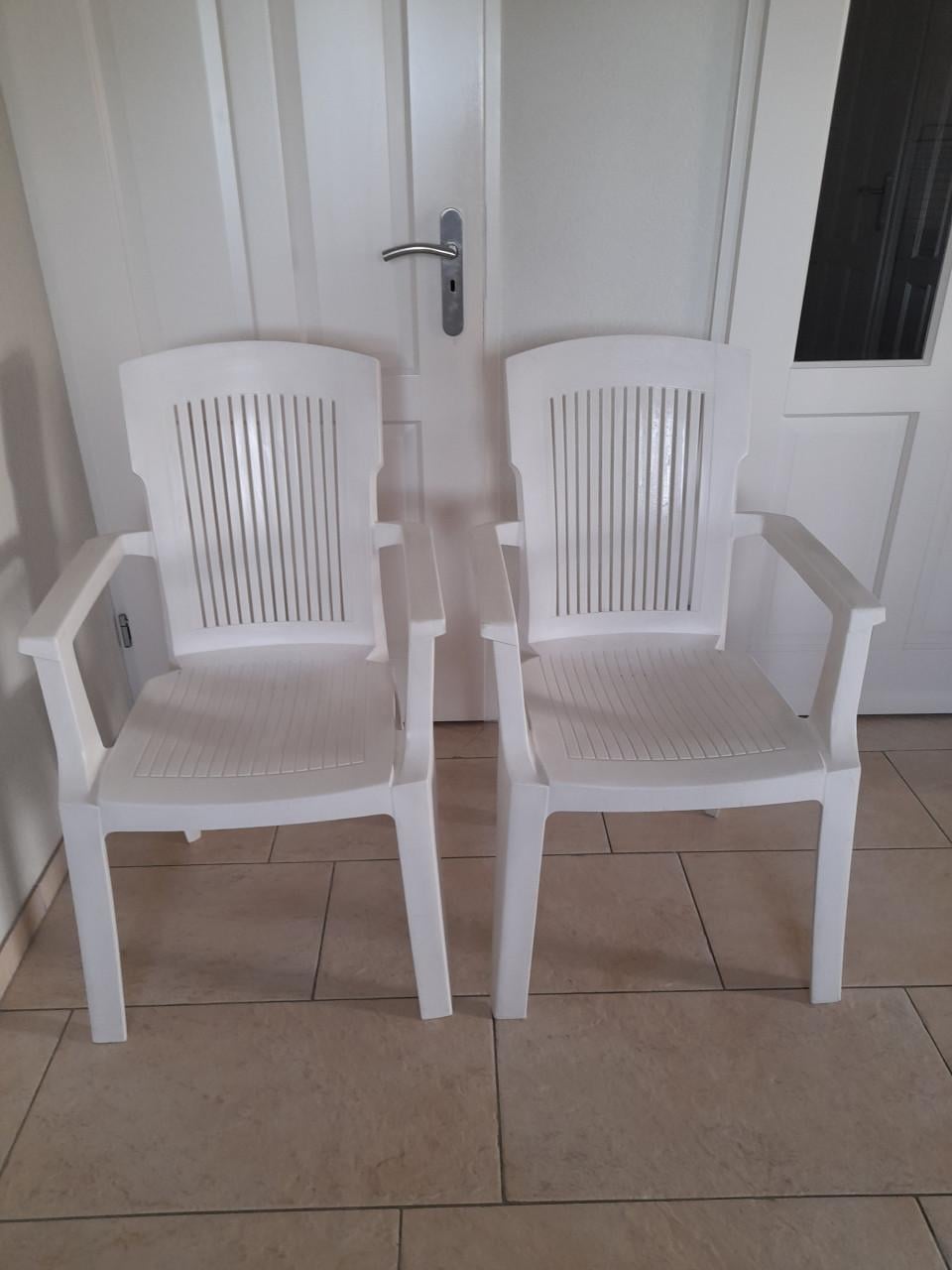 2 tuinstoelen (in goede staat )  Met wat hogere rugleuning!  Stapelbaar!