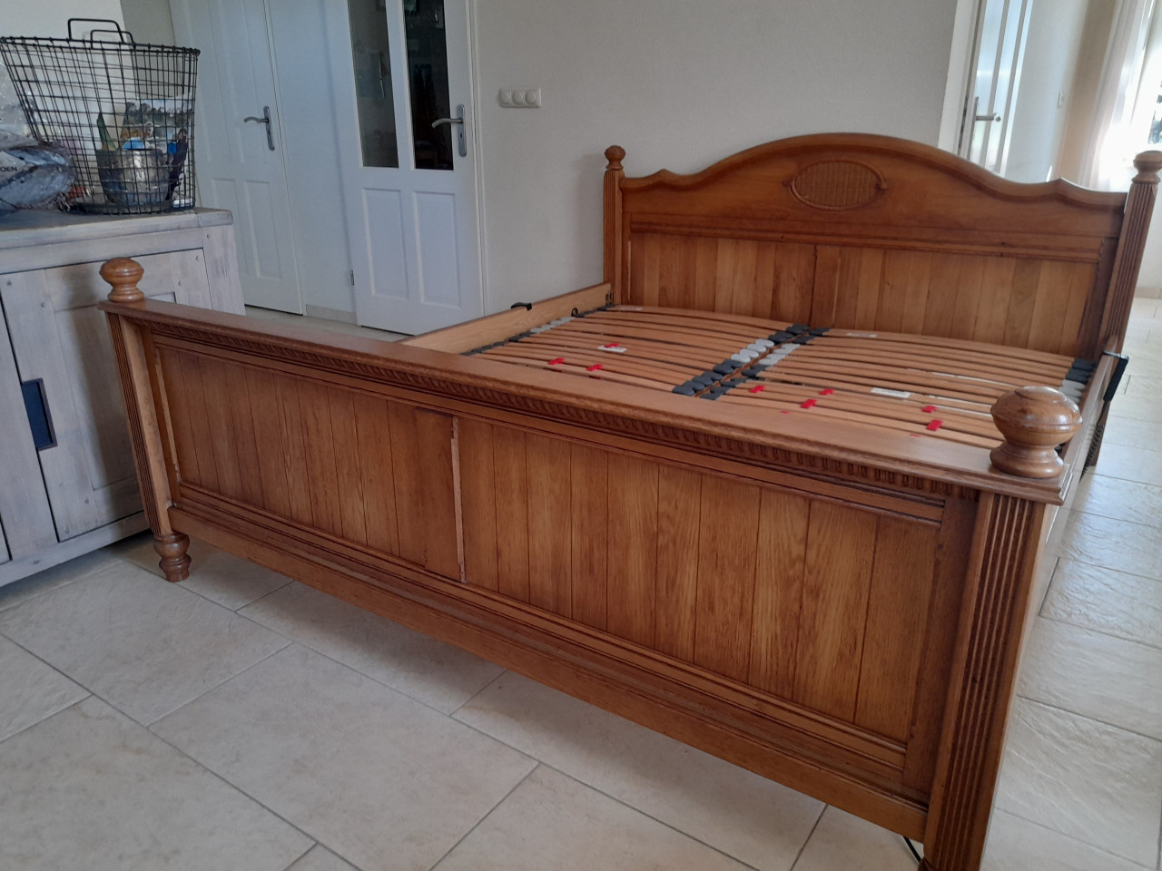 2 persoons bed met elektrisch verstelbare bodem 180 x 200 (in goede staat)