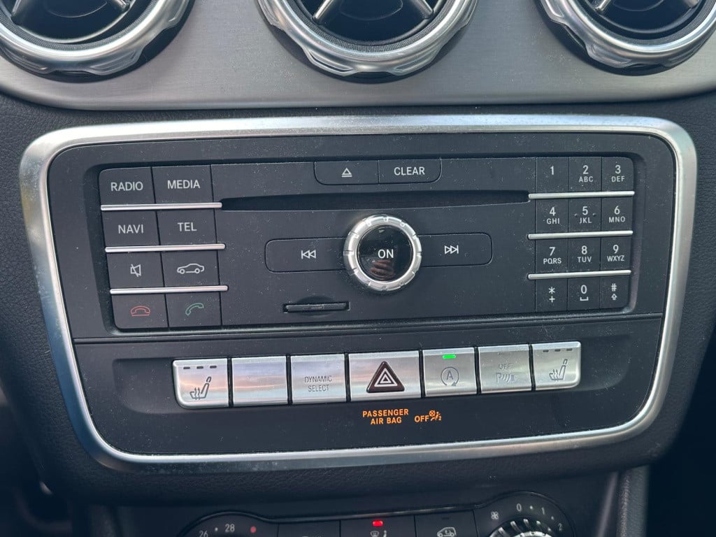 Mercedes-Benz Gla-klasse 250 premium plus l amg-line l panoramadak l led l 
