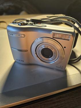 Werkende mooie vintage Olympus X 775 digitale Zoomcamera....