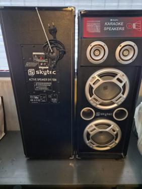 2 speakersets + 2 losse speakers.