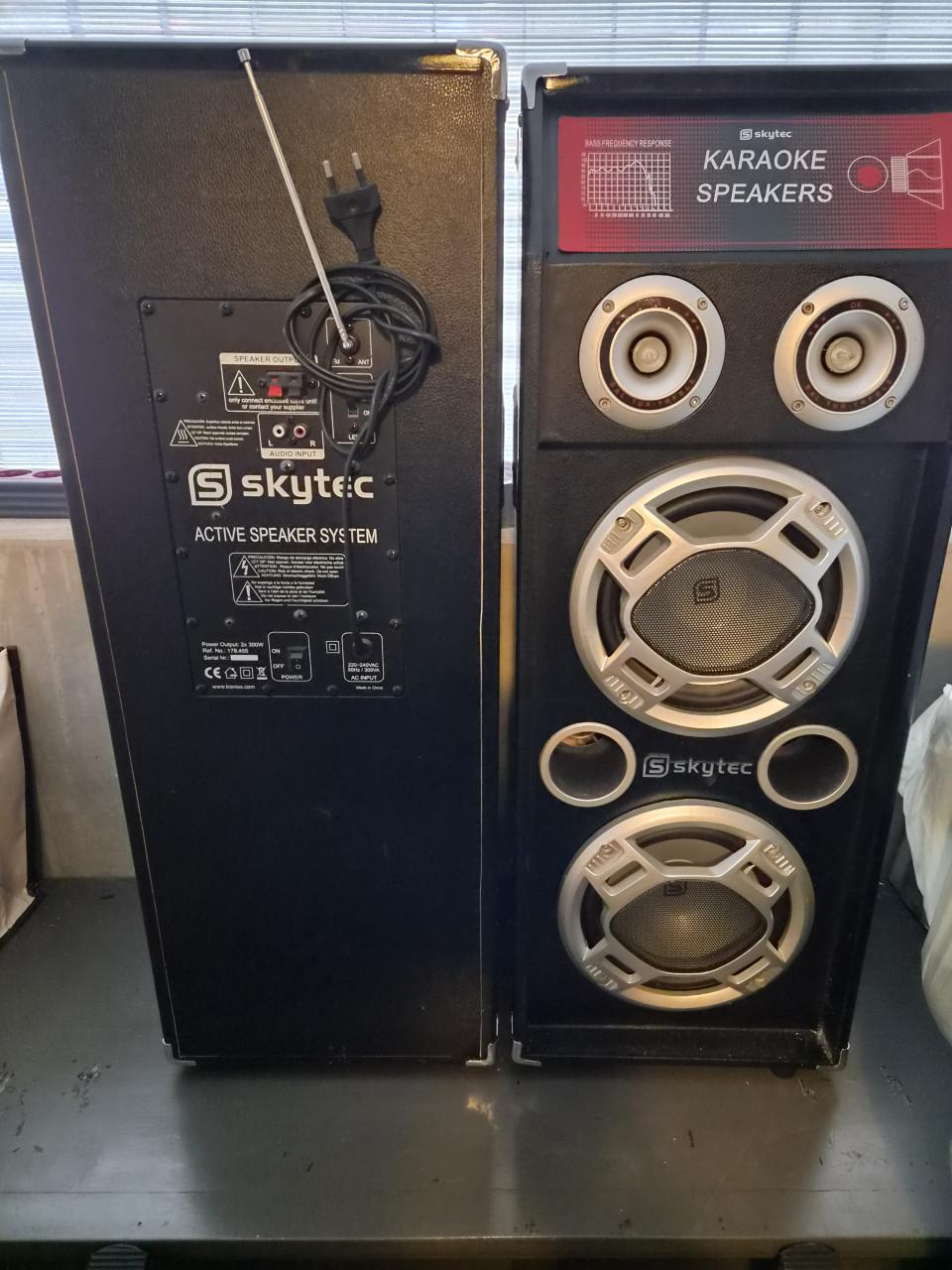 2 speakersets + 2 losse speakers.
