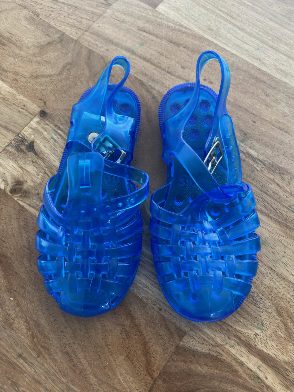 Waterschoenen maat 26-27 en maat 29.