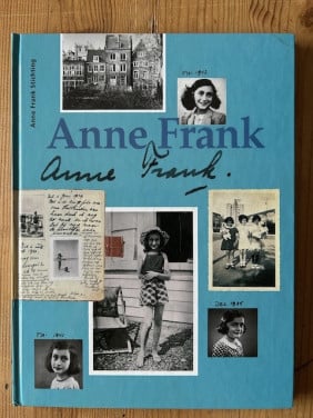 Anne Frank uitgegeven door de Anne Frank stichting.
