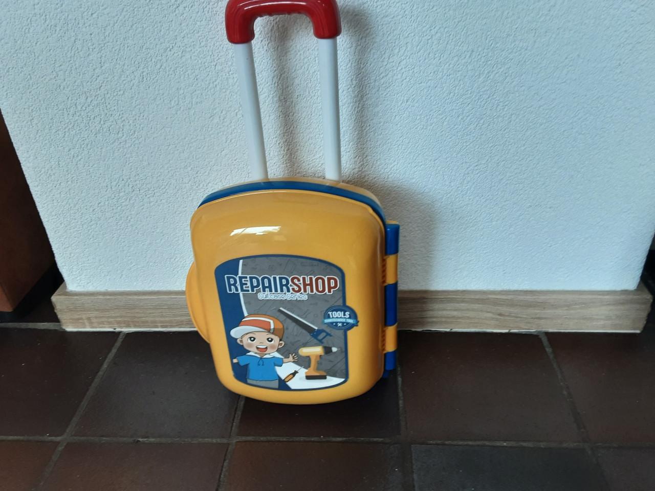 Rolkoffertje met speelgoed erin, keukentje en/of werkbank