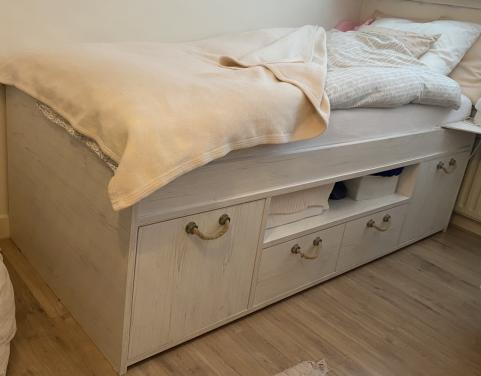 Eenpersoons ledikant met toebehoren