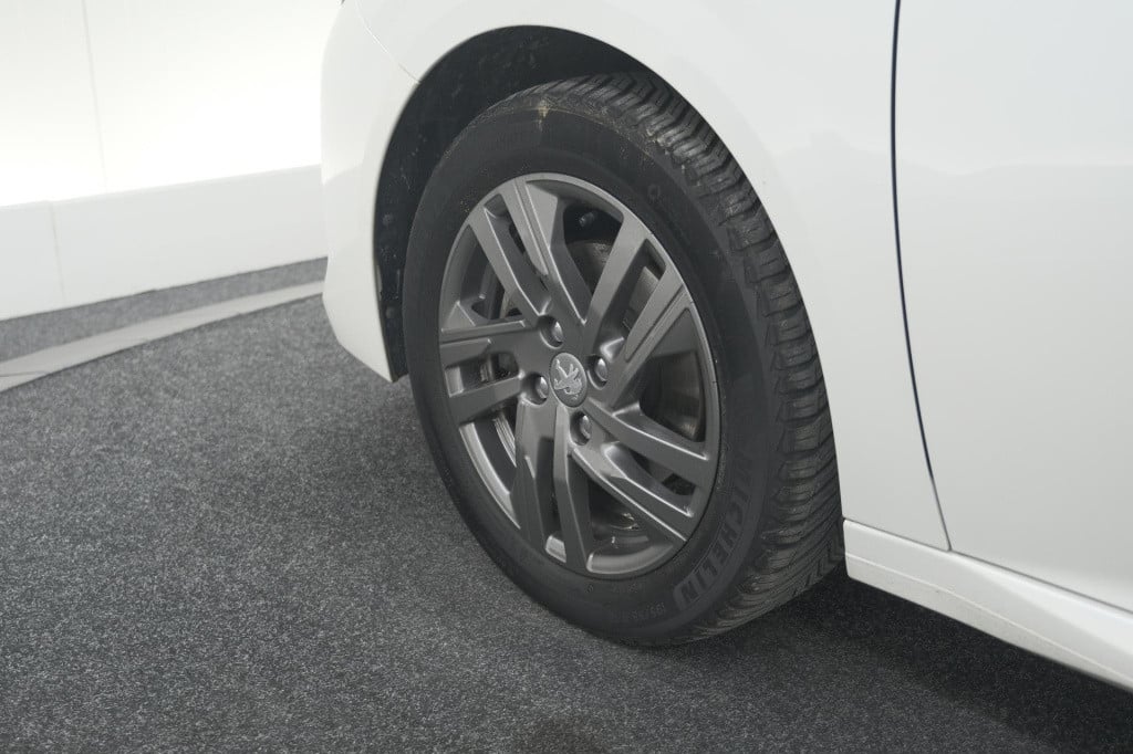 Peugeot 208 puretech 100 eat8 allure pack | camera | apple carplay | parkee
