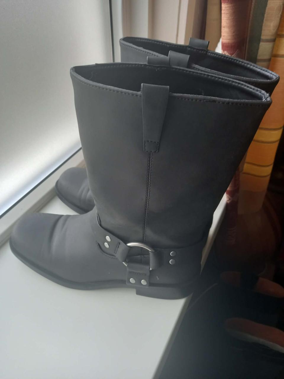 Een prachtige leren herenlaars van het merk ONLY te koop.MAAT 42