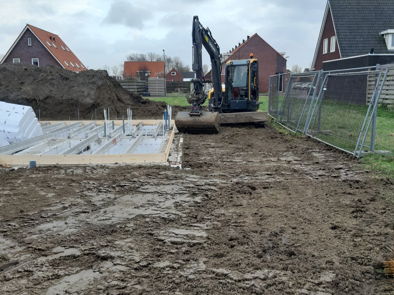 Mini/midigraver 6 ton met machinist te huur