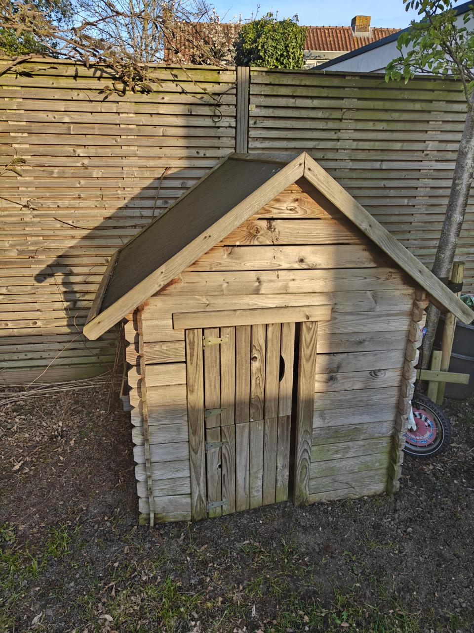 Houten speelhuisje kids ongeveer 3 jaar oud, behoorlijke staat