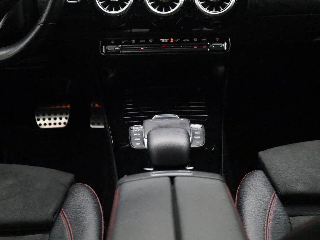 Mercedes-Benz A-Klasse 180 business solution amg | automaat | half leder | 