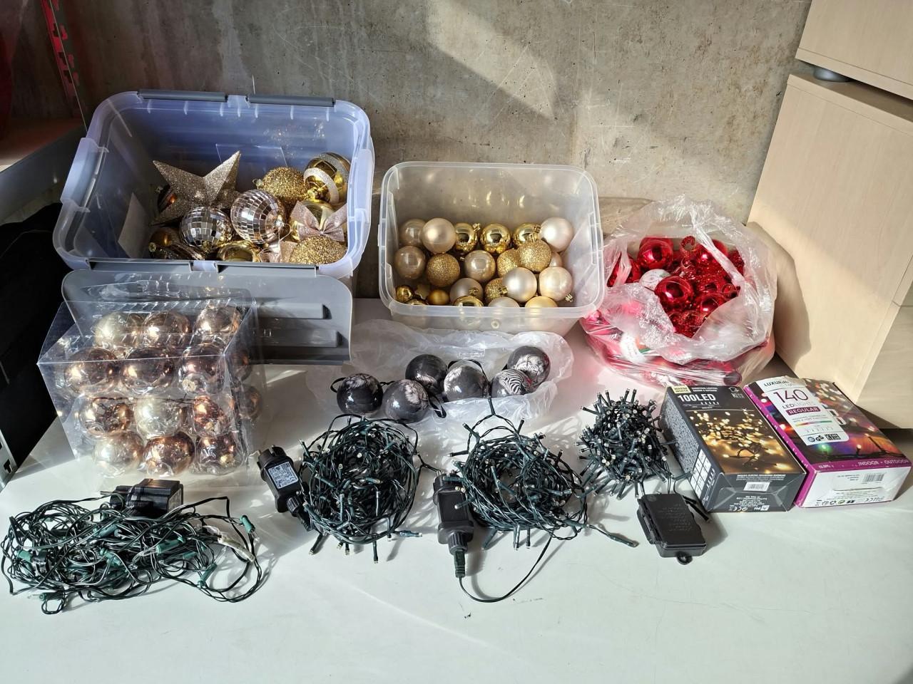Te koop kunstkerstboom en diverse spullen.