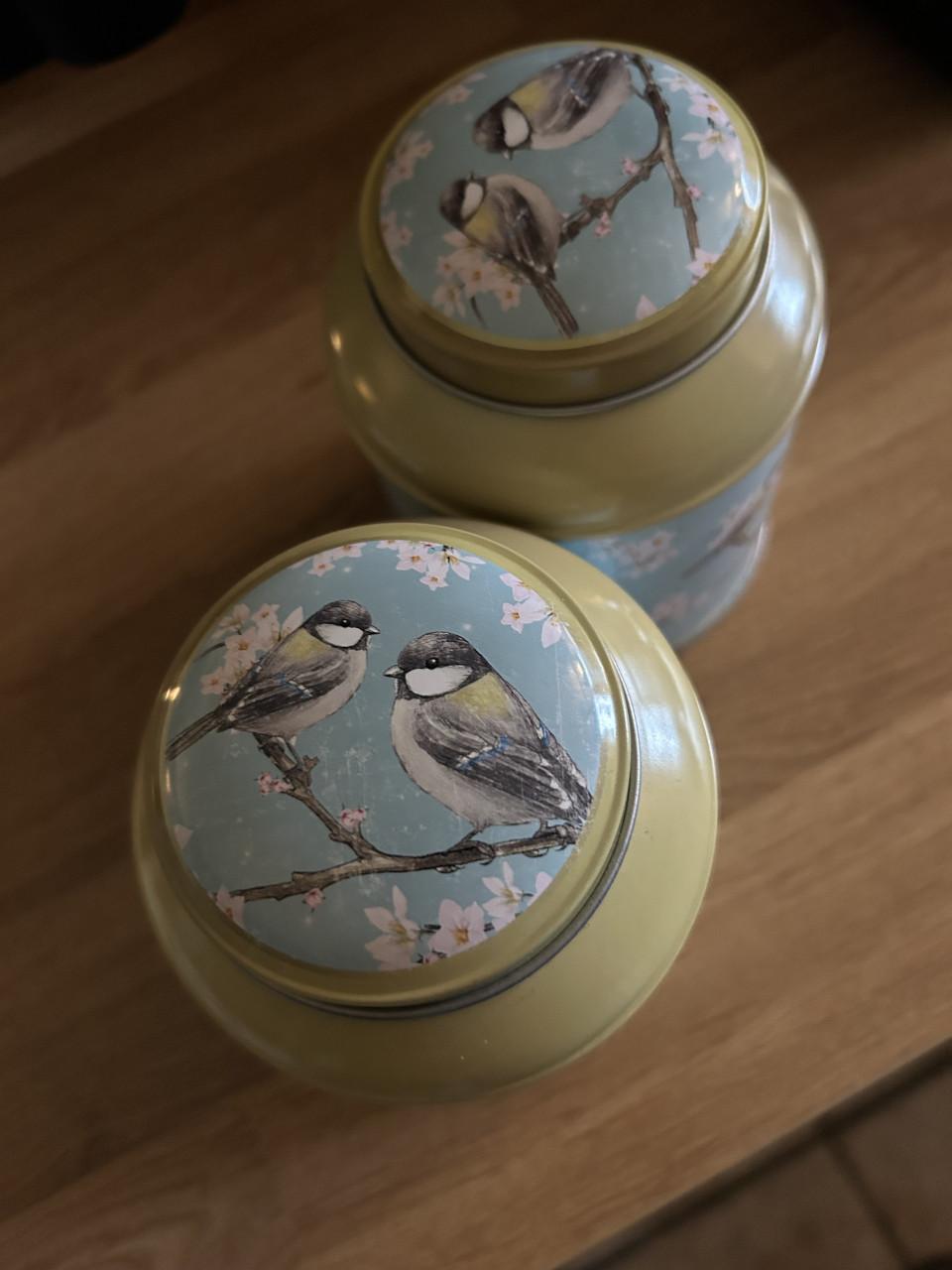 Voorraad blikken thee blik