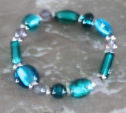 Armbandje rekbaar met groen witte kralen