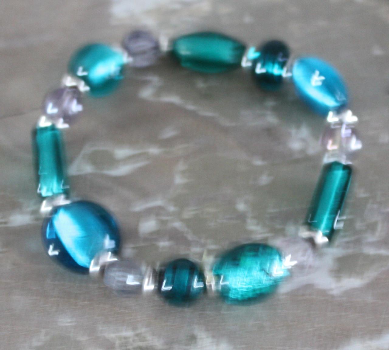 Armbandje rekbaar met groen witte kralen