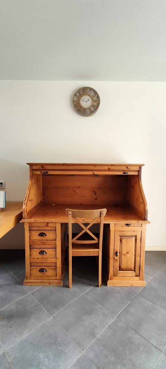 Warm-gelakte grenenhouten secretaire