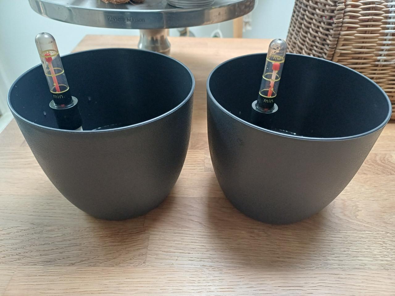 Grijze (plastic) bloempotten met water indicator: makkelijk!