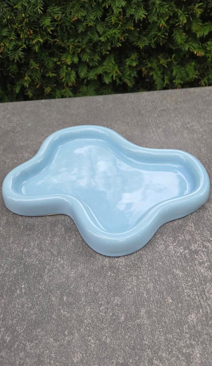 🏠 Organisch gevormde keramieken Baby-Blauwe decoratieschaal.