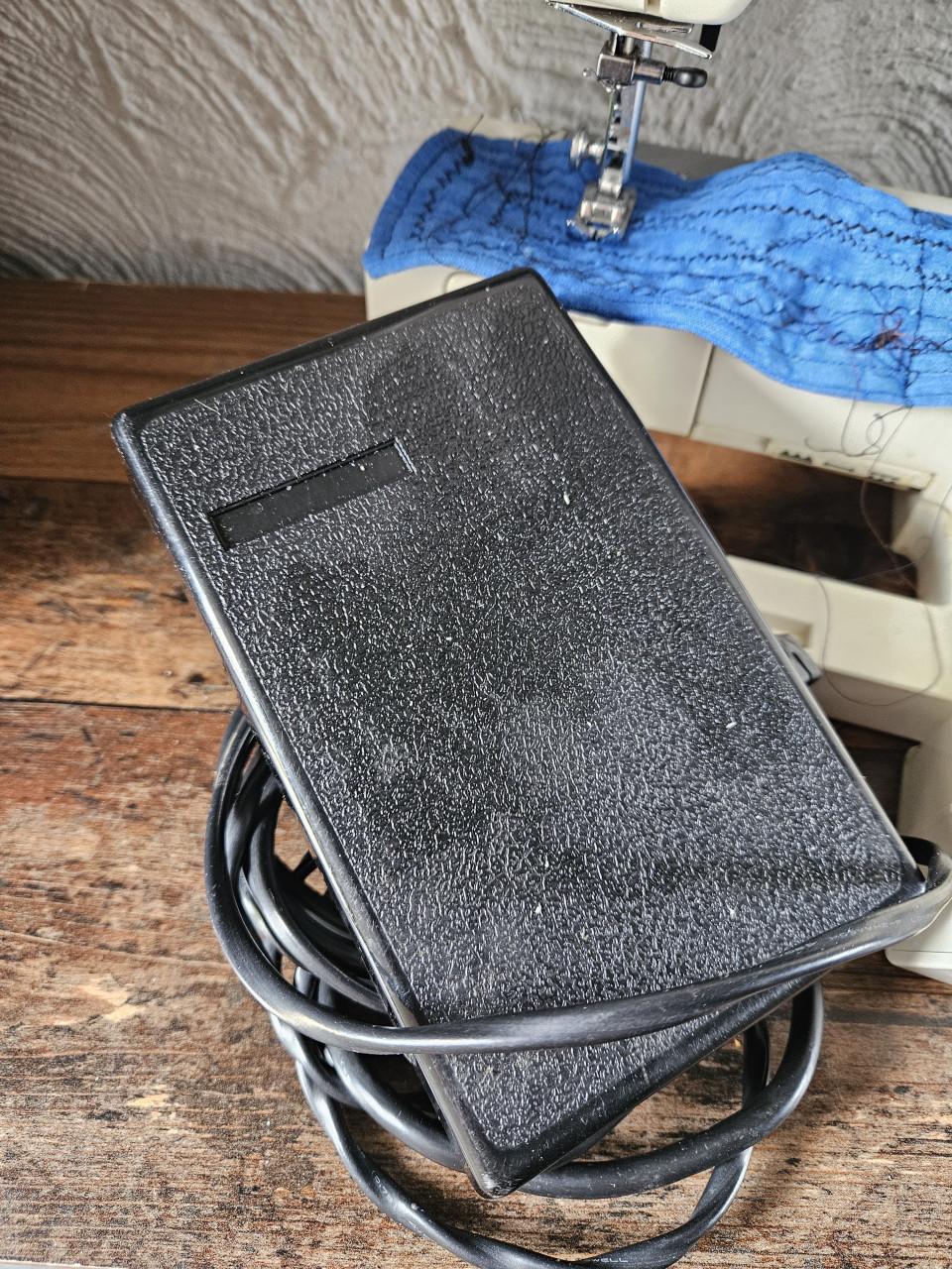 Toyota Naaimachine Model 590E - Compleet met Accessoires