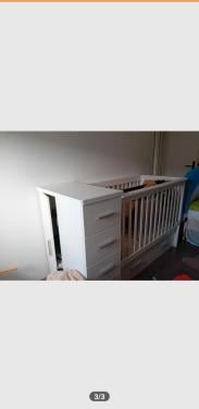 Ledikantje met kastje en verschoningsplank