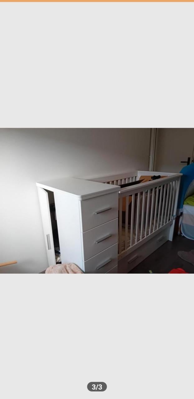 Ledikantje met kastje en verschoningsplank