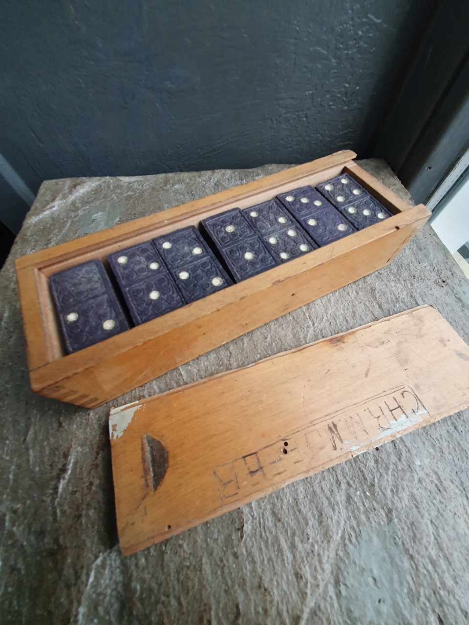 Mooi antiek domino spel, compleet 28 stenen, in houten doos