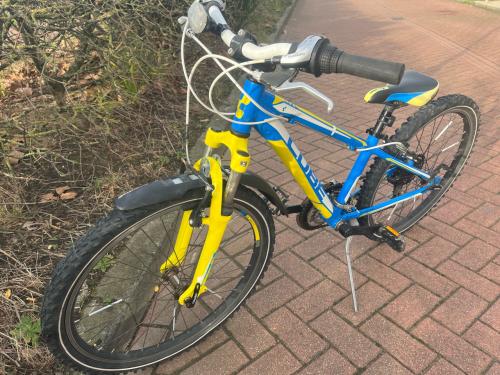 Cube 240 24 inch 21 V geel/blauw