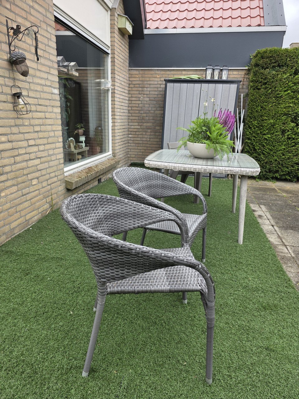 2 wicker tuinstoeltjes, (stapel)