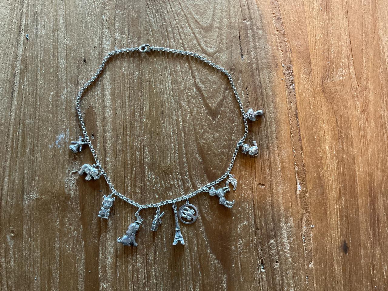 Zilveren bedelketting 42 cm, 11 bedels, o.a. eifeltoren.