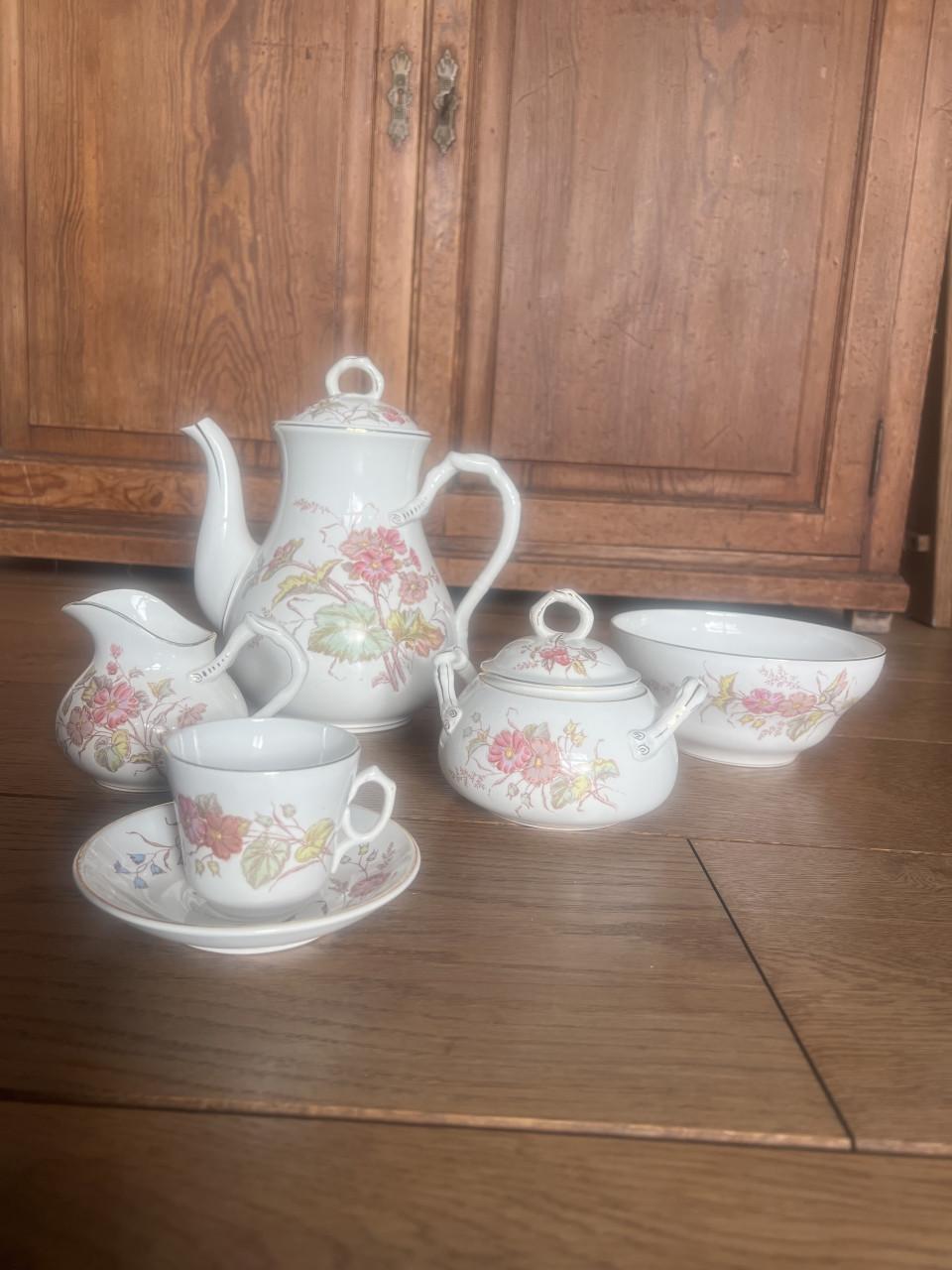 Intact thee servies van Société Céramique (Maastricht)