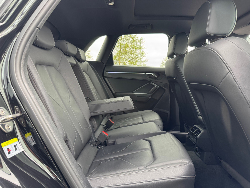 Audi Q3 35 tfsi 3x s-line * panoramadak * keyless * leer * camera