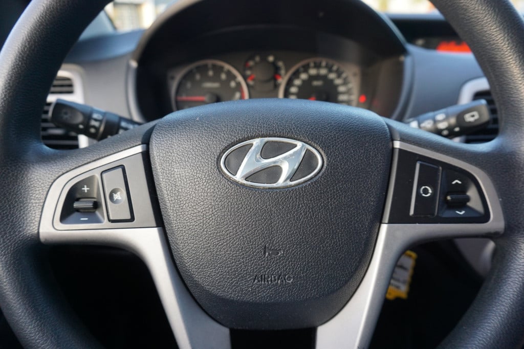 Hyundai I 20 1.2i dynamicversion airco / elektr. ramen / parkeers. / nap