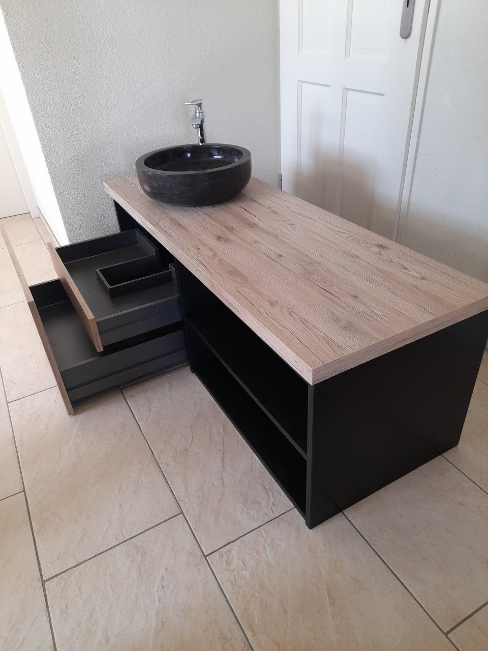Badkamer meubel met waskom en kraan ( in goede nette  staat )