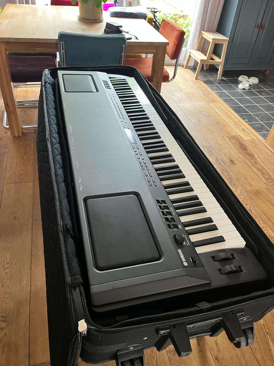 Yamaha CP300 - Zeer netjes - met case en standaard
