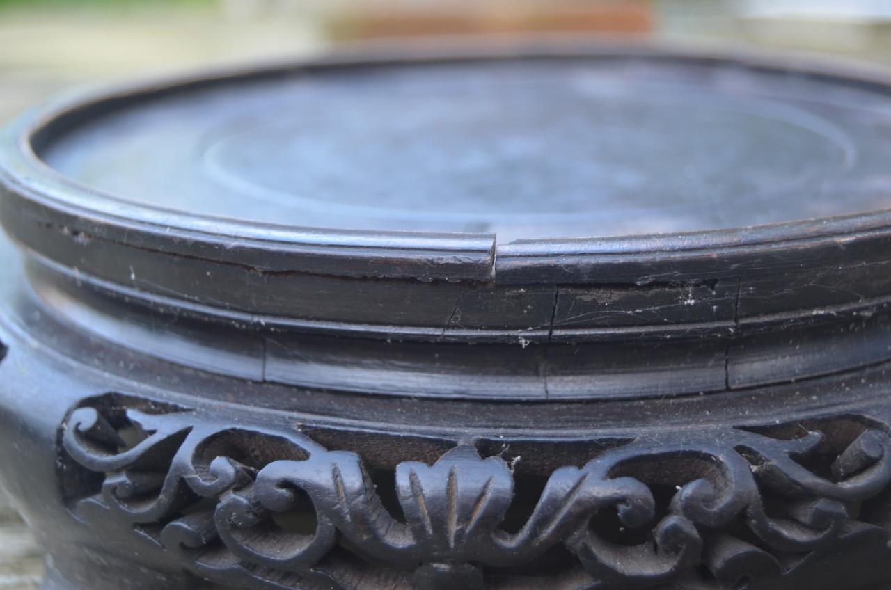 Flinke gesneden Chinese onderzetter voor een vaas