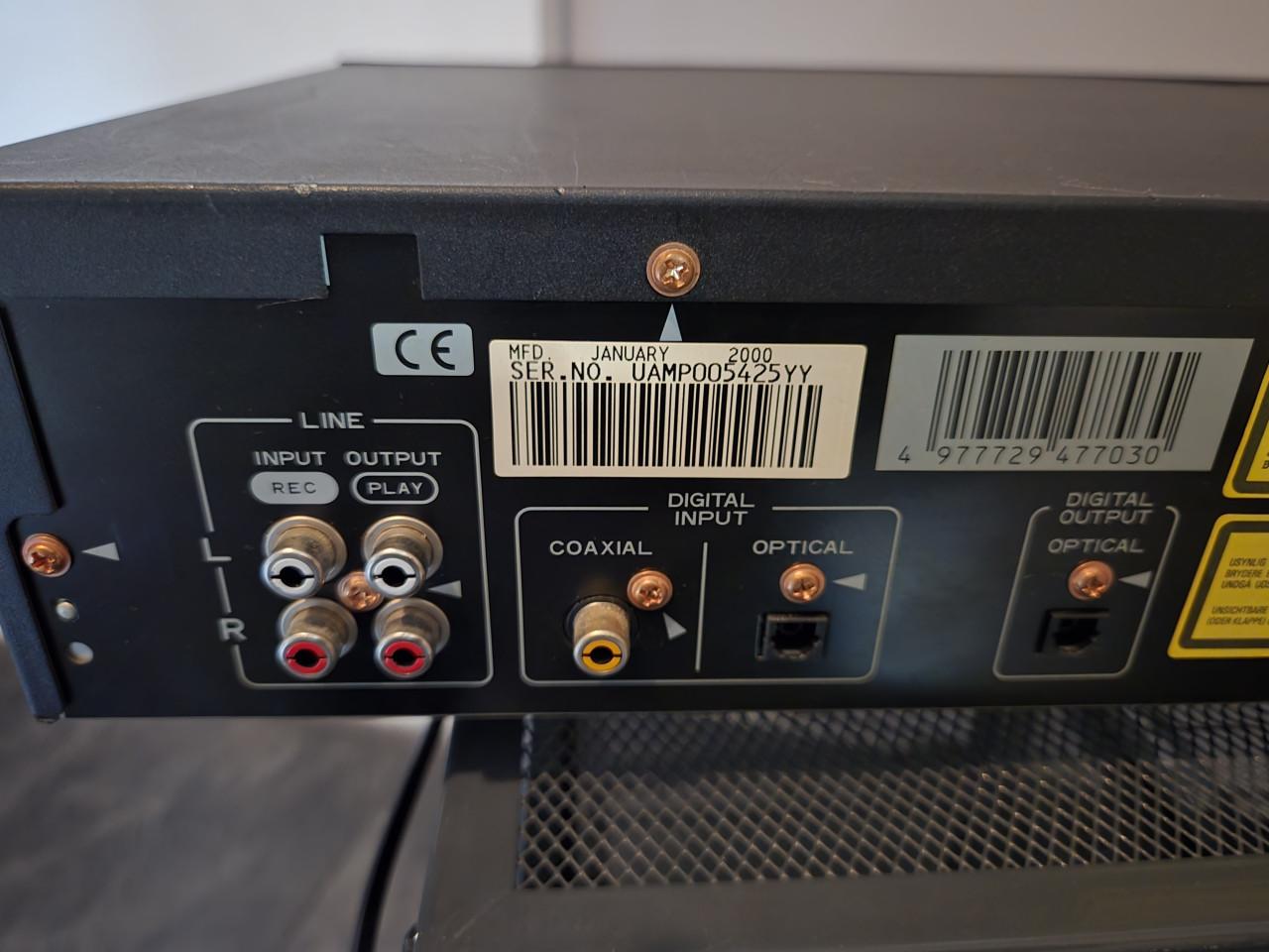 Pioneer MJ-D508 MiniDisc-speler en -recorder .