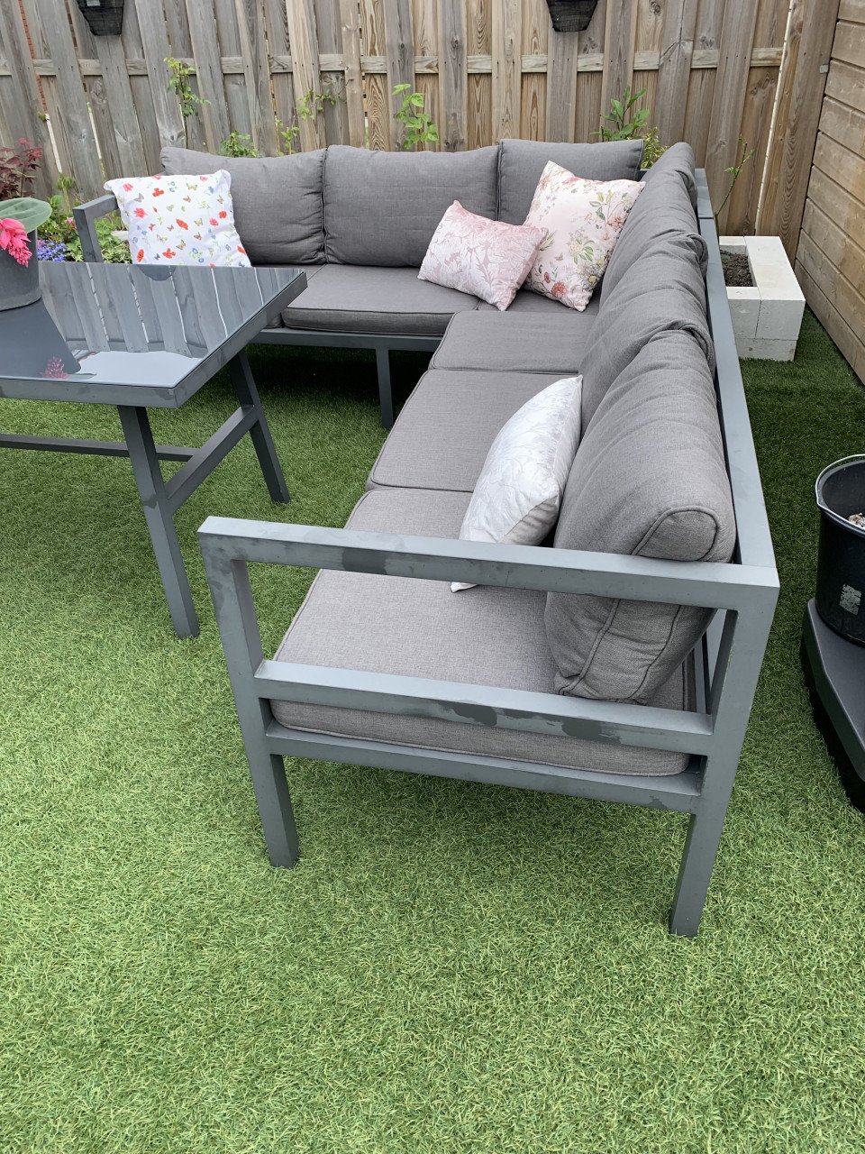 Lounge set Alminium grijs met kussens en hoge tafel en bankje.