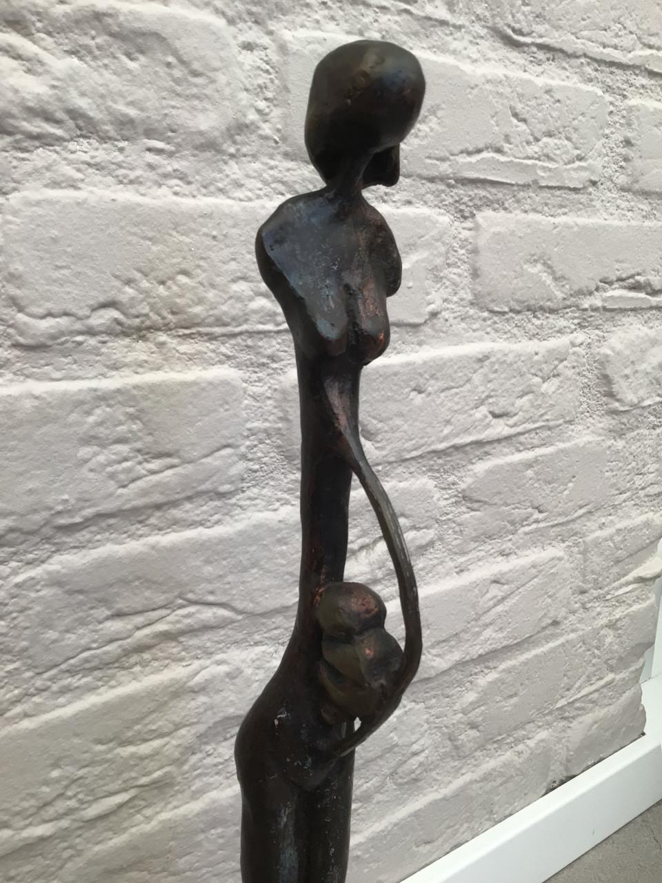 Bronzen beeldje van zwangere vrouw